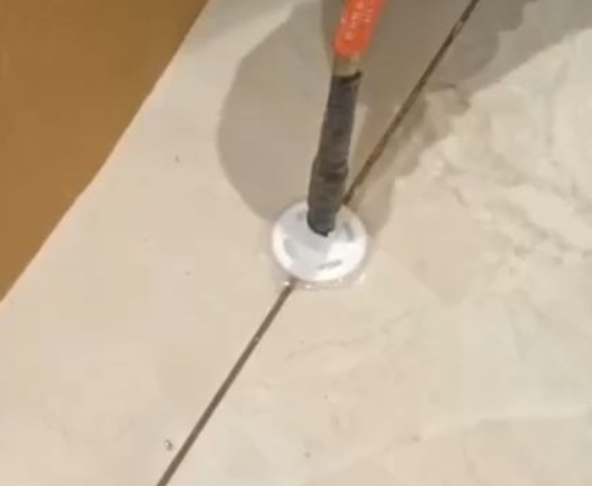 轮台瓷砖空鼓维修公司专业解答瓷砖在铺贴过程中，如果没有涂抹均匀到位的粘结材料（如水泥砂浆或瓷砖胶），可能会导致以下问题