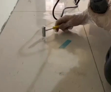 轮台瓷砖开裂维修公司专业分享瓷砖在铺贴前如果没有沥干水分，将会导致以下问题